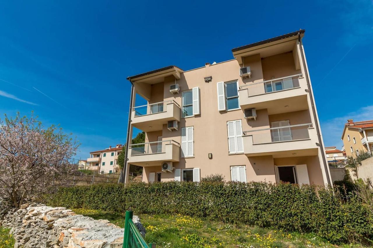 Apartment Punta Premantura E With Garden Exteriör bild
