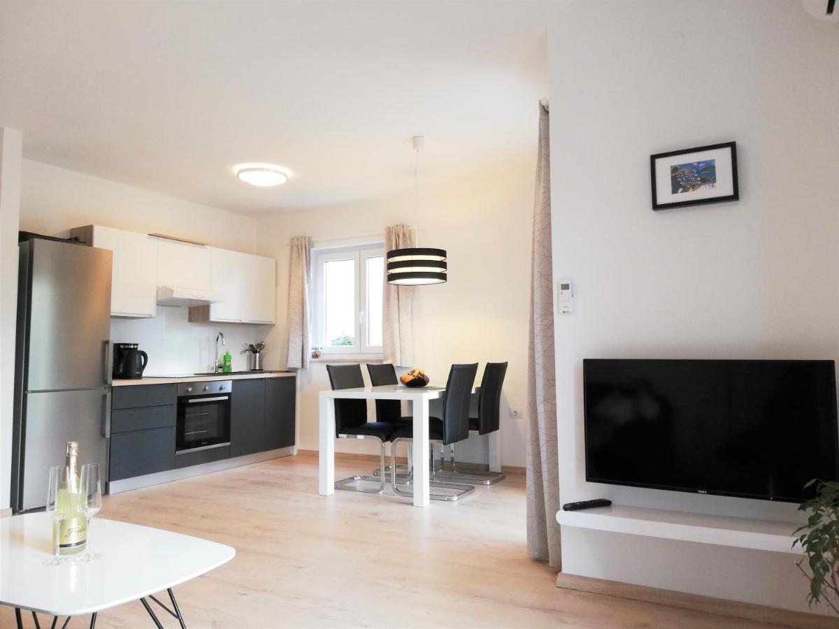 Apartment Punta Premantura E With Garden Exteriör bild