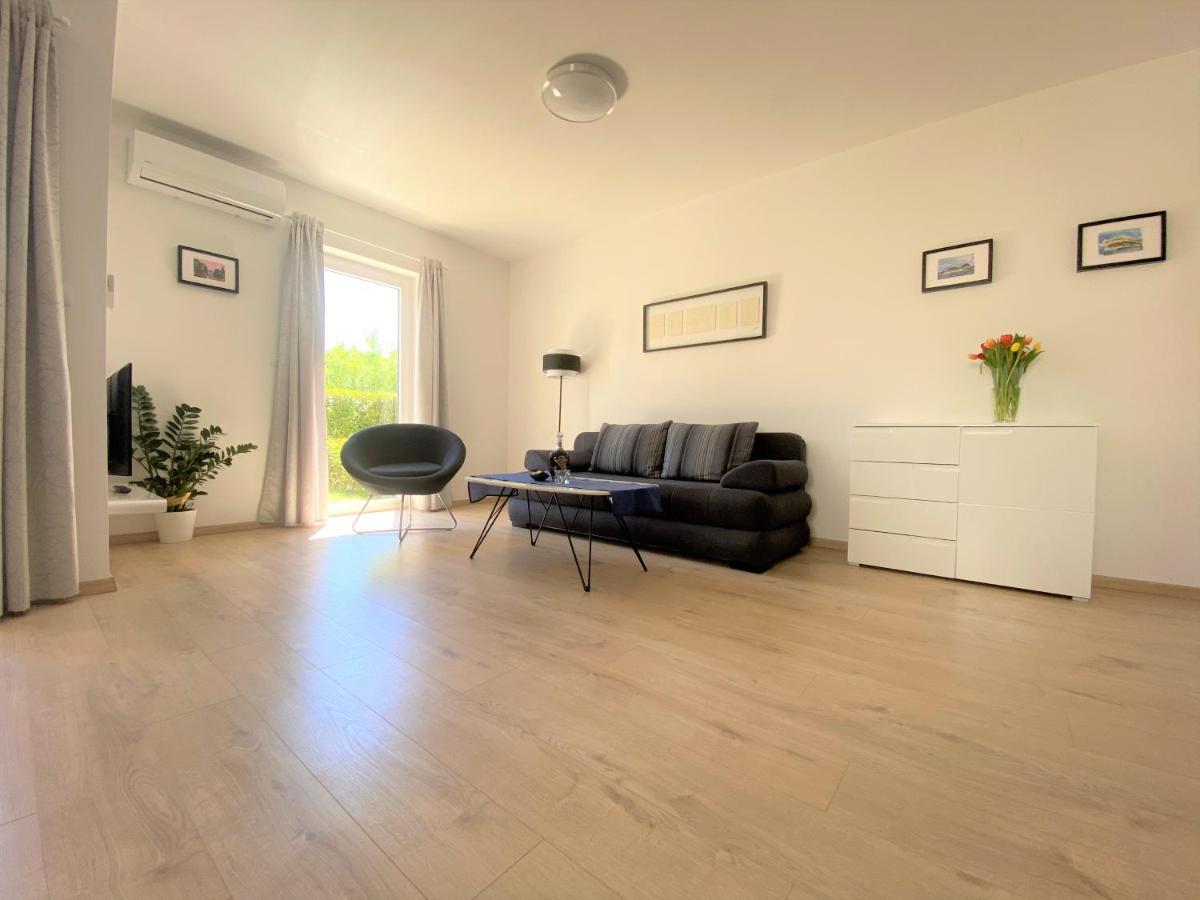 Apartment Punta Premantura E With Garden Exteriör bild