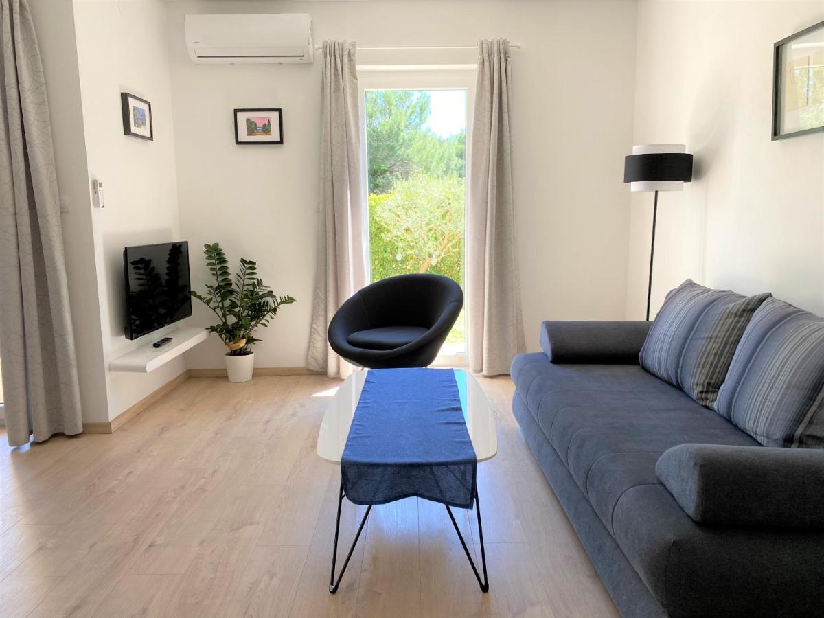 Apartment Punta Premantura E With Garden Exteriör bild