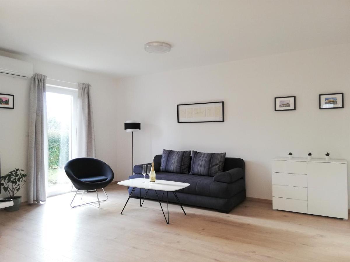 Apartment Punta Premantura E With Garden Exteriör bild