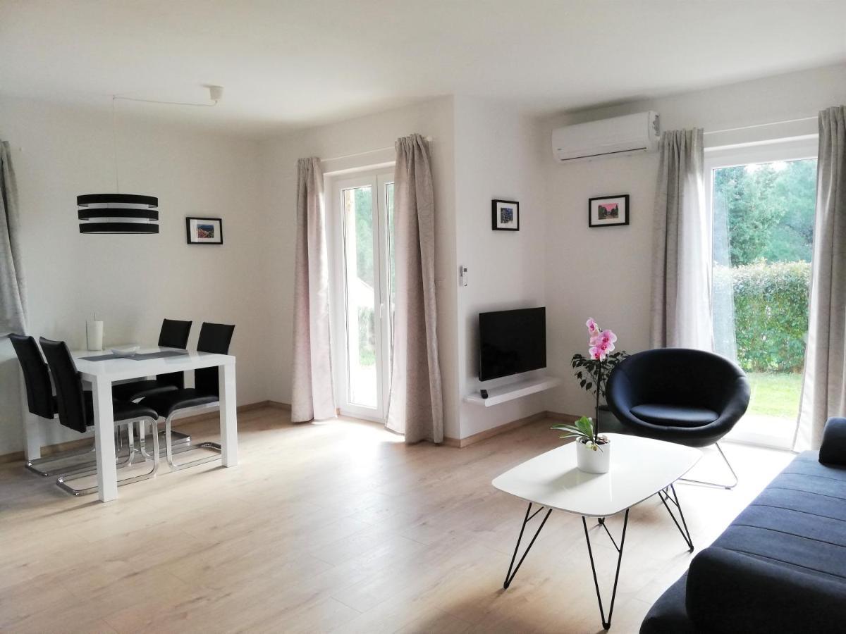 Apartment Punta Premantura E With Garden Exteriör bild