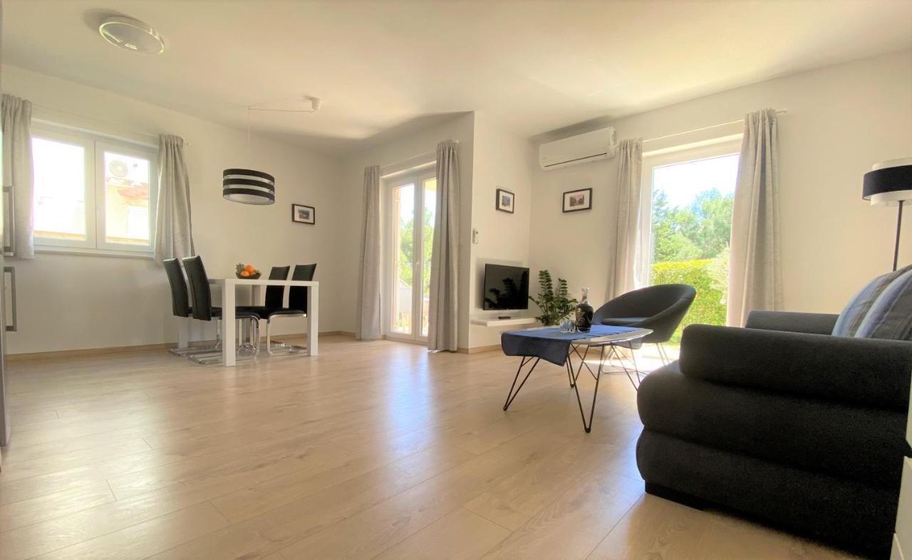 Apartment Punta Premantura E With Garden Exteriör bild